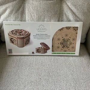 NWT UGEARS mechanical model treasure box